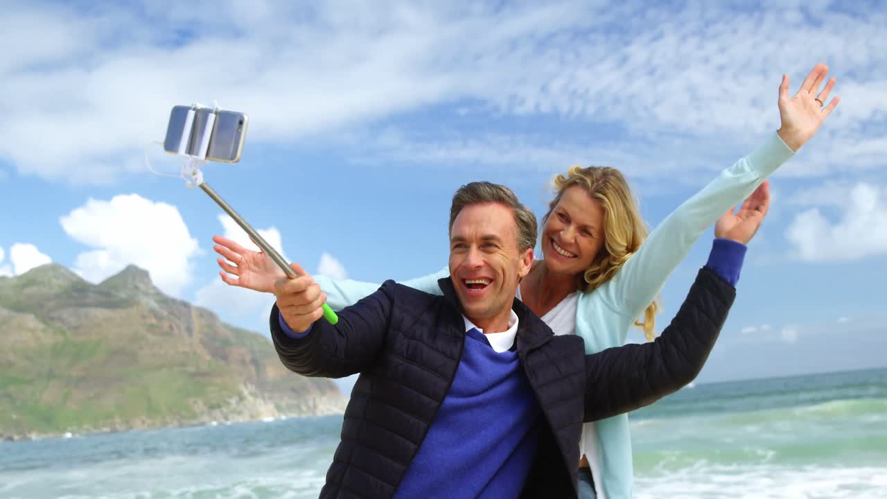 pareja madura tomando una selfie desde un palo de selfie