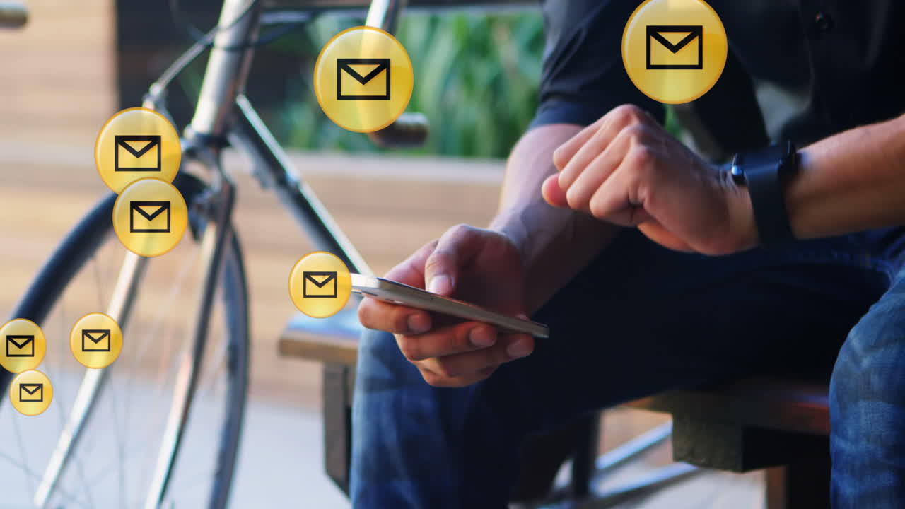 múltiples iconos de sobres flotando contra la sección media usando un teléfono inteligente