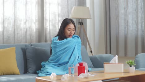 mujer enferma en casa