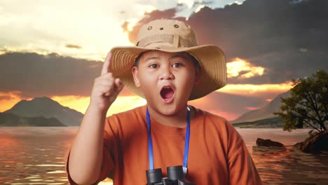 niño explorador al atardecer
