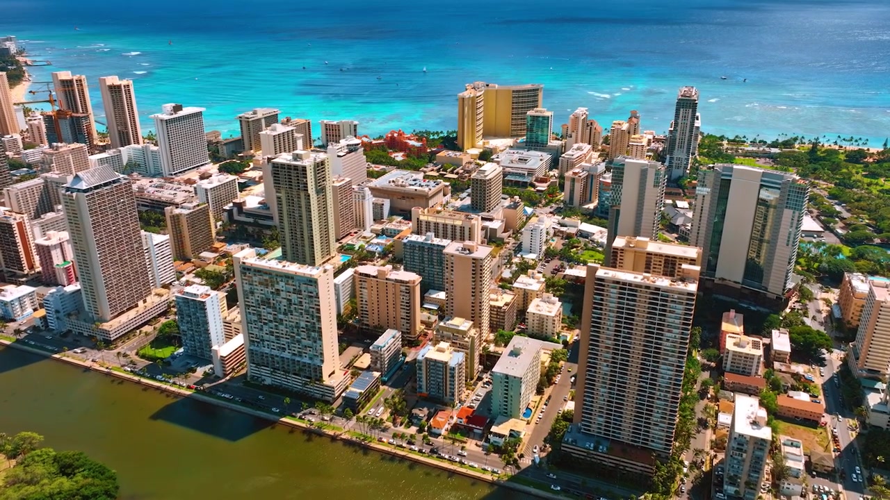 Volo in avvicinamento alla splendida zona turistica di Waikiki. Scenario mozzafiato dello specchio d'acqua azzurro dell'Oceano Pacifico sullo sfondo