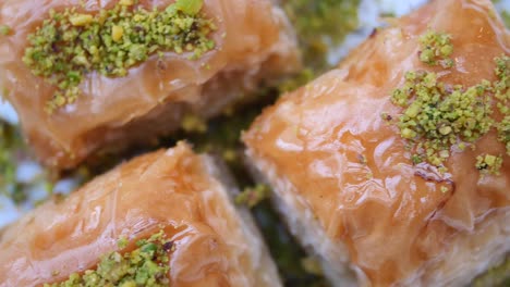 primer plano de baklava con pistachos