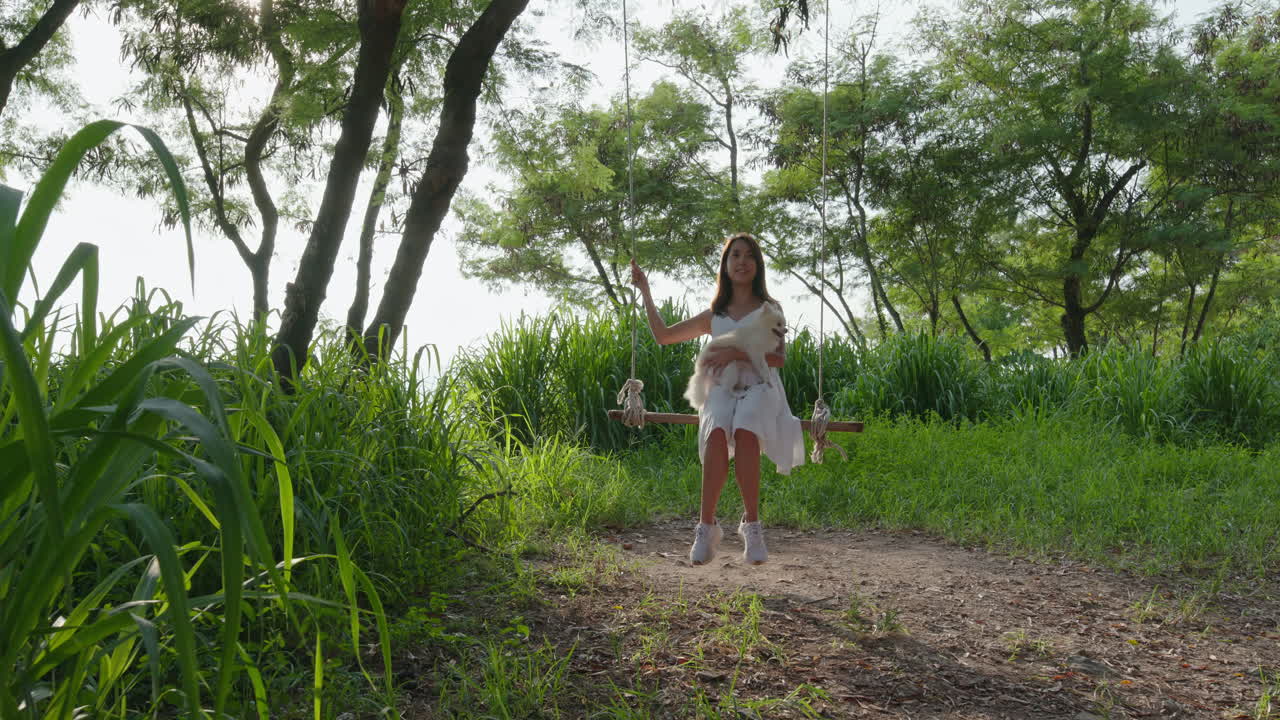 여자 와 그 의 개 는 야외 에서