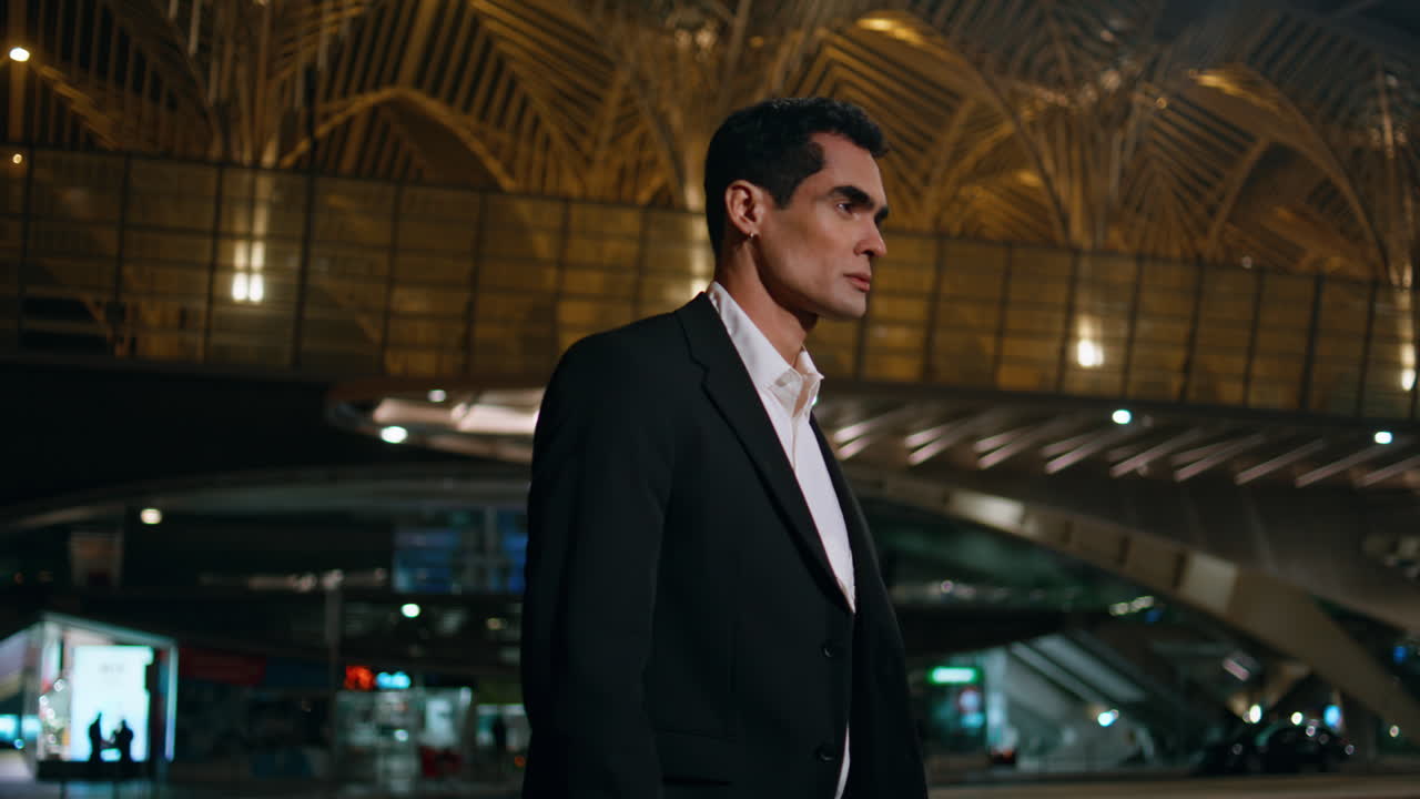 empleado tranquilo caminando por la noche retrato de arquitectura. hombre de negocios cruzando la noche