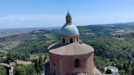 Toma-Aérea-Descendente-Del-Santuario-Di-San-Luca,-Santuario-En-Bolonia,-Italia