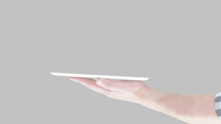 Mano sinistra che tiene un tablet innesca il tocco della mano destra creando una connessione cloud-lock sicura.