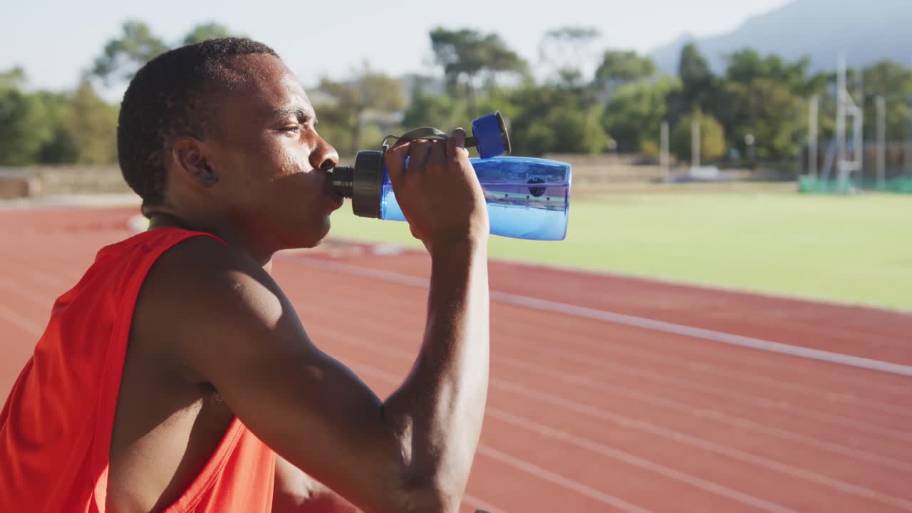 hombre de raza mixta discapacitado con piernas protésicas sentado