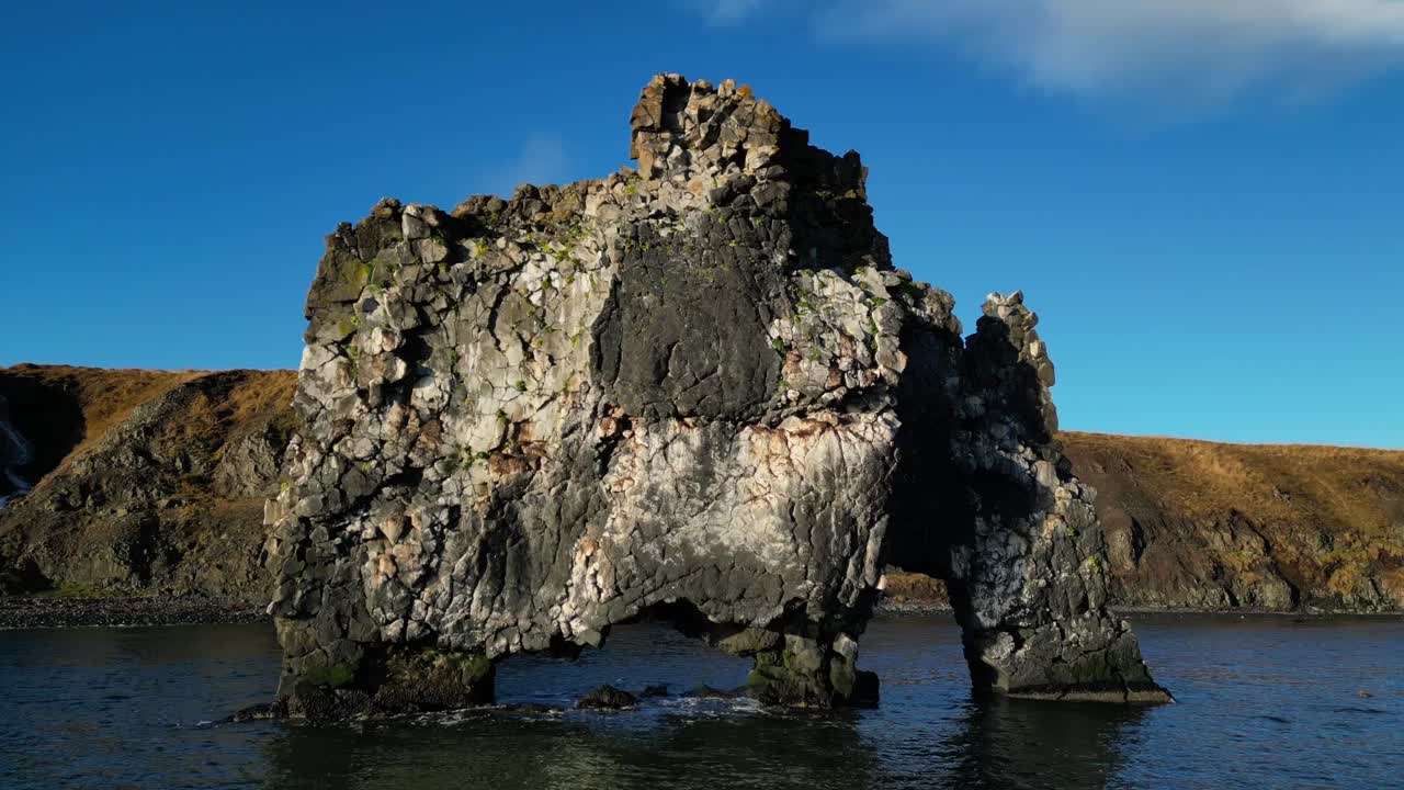 fotografía de un avión no tripulado de la formación rocosa hvitserkur en el agua en islandia durante el invierno4