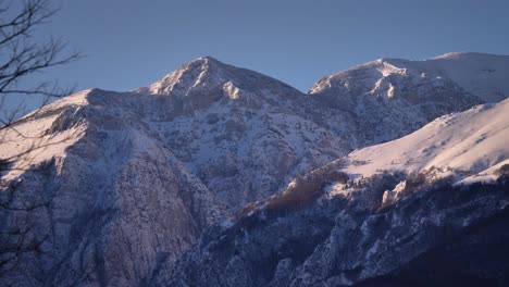 Vista-Del-Parque-Nacional-Maiella-Cubierto-De-Nieve-Desde-Guardiagrele,-Abruzos,-Italia