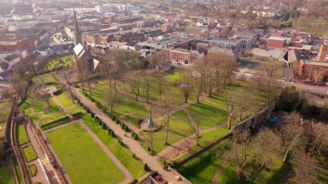 Video aereo inverso 4K a 60FPS dei Giardini del Castello a Lisburn, Contea di Antrim nell'Irlanda del Nord nel Regno Unito. Prodotto con rapporto 3840x2160 e con colore Rec709