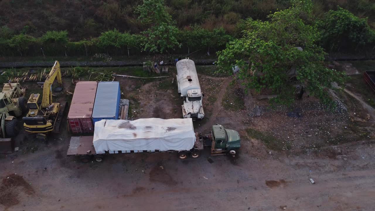 Vista statica dall'alto di camion e un escavatore in un cantiere ad Abuja, Nigeria