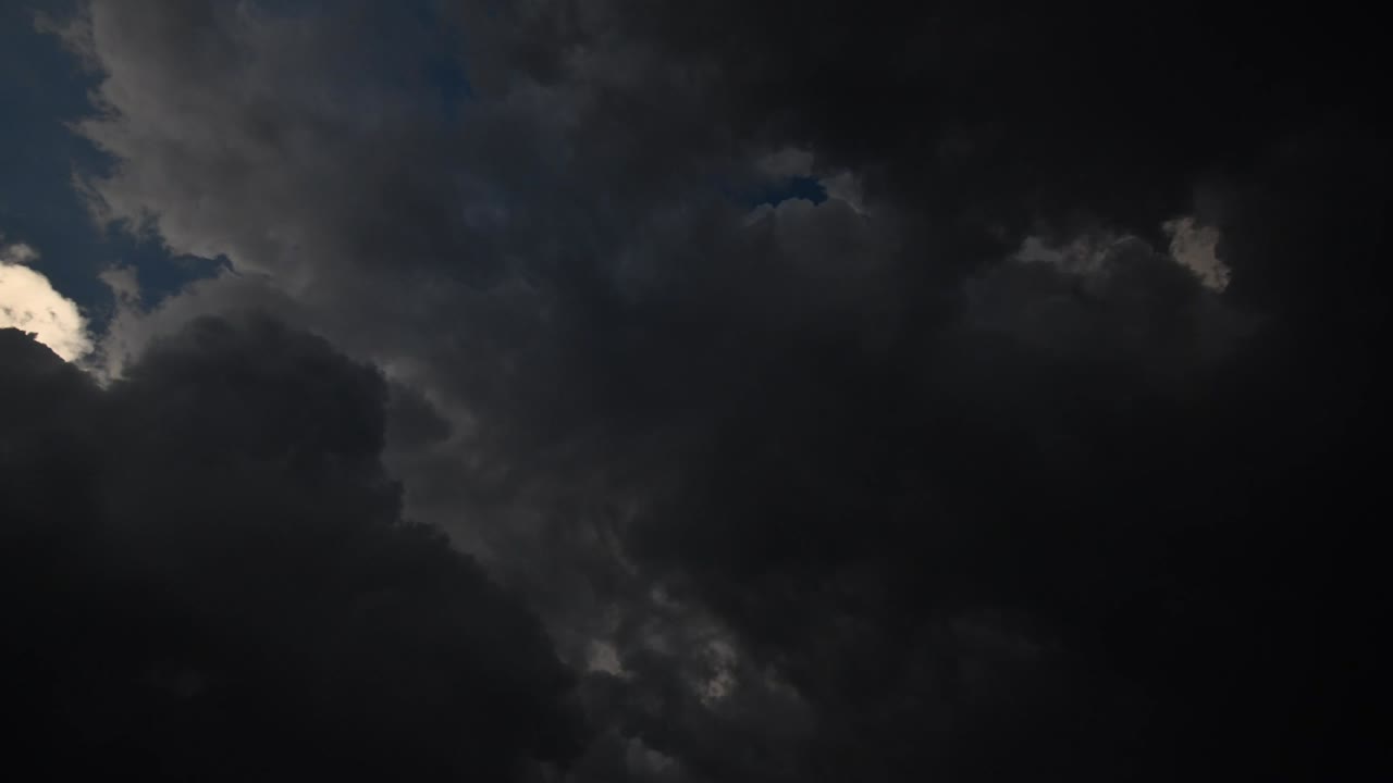 시간 경과, 움직이는 구름과 함께 해가 지는, 비가 오기 전에