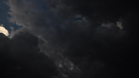 lapso de tiempo, puesta de sol con nubes en movimiento, antes de la lluvia