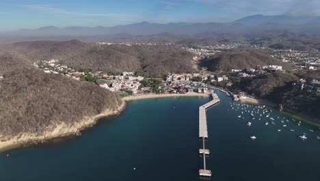 Huatulco-Stadt-Vom-Himmel,-Mit-Santa-Cruz-Huatulco-Bucht,-Oaxaca,-Dient-Als-Aussichtsplattform