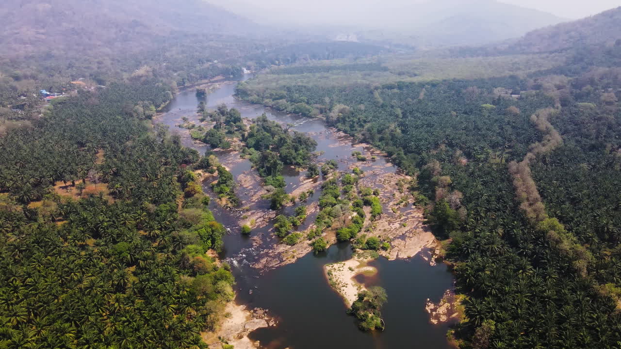 vista aérea del río chalakudy - vía fluvial que fluye a través de kerala en tamil nadu, india