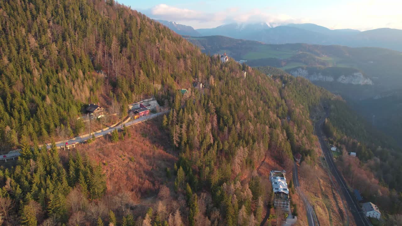 fotografía aérea de aviones no tripulados que revela casas construidas en el lado del semmering, austria