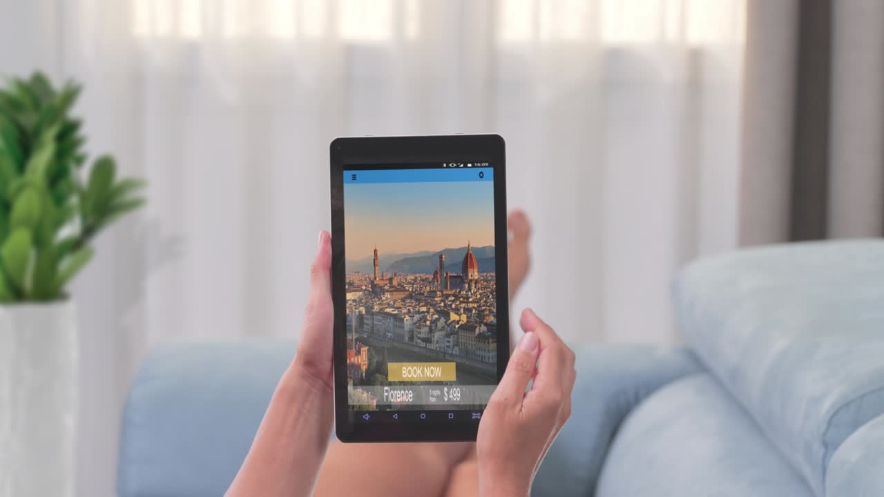 mujer en el sofá navegando por ciudades destinos en tableta y vacaciones de libro