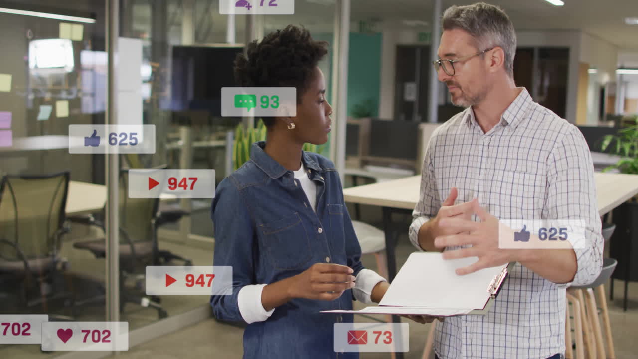 animación de barras de notificación sobre diversos compañeros de trabajo de pie y discutiendo en la oficina