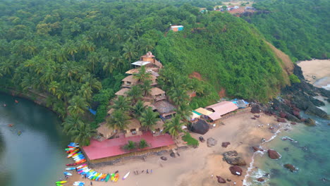 Luftaufnahme-Von-Bunten-Booten-Auf-Einem-Sandigen-Cola-Strand-In-Goa,-Indien,-Drohne