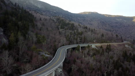 Luftaufnahme-Des-Linn-Cove-Viadukts-Entlang-Des-Blue-Ridge-Parkway