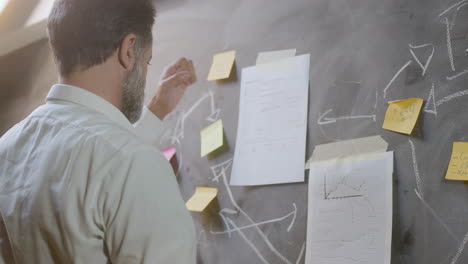 hombre de negocios cansado de mediana edad en camisa blanca trabajando