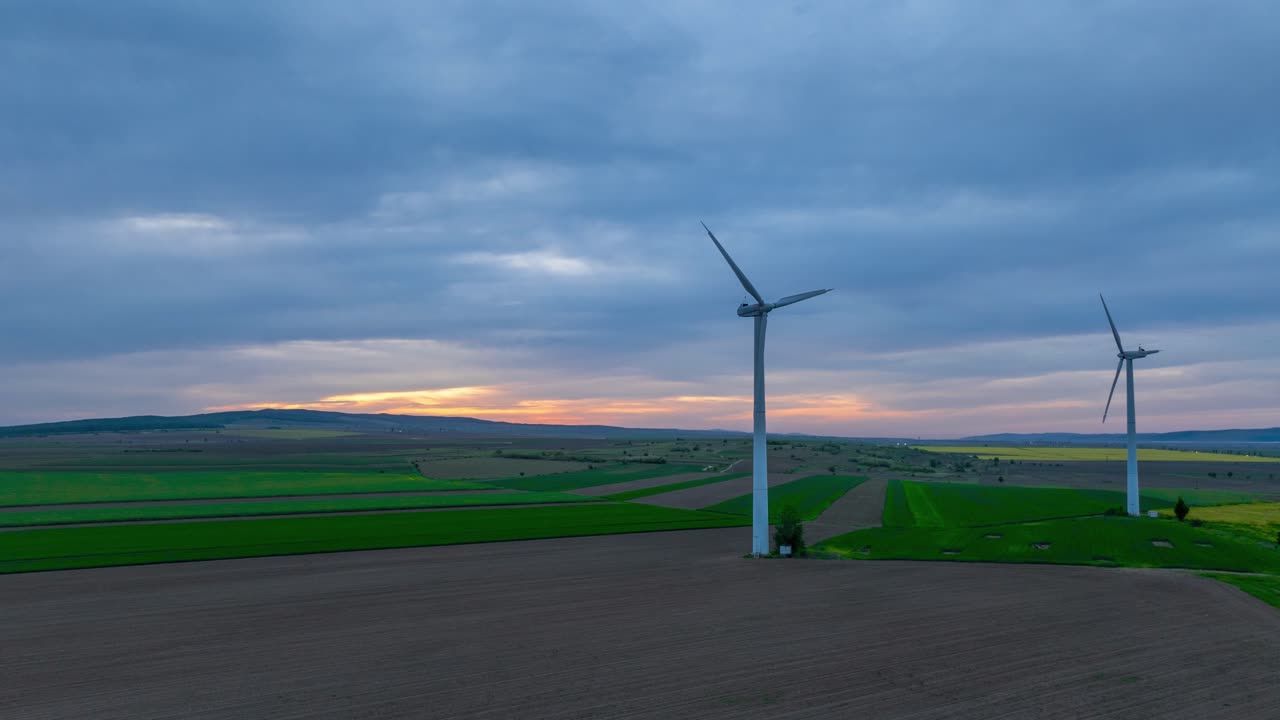 에 있는 풍력 터빈은 해가 지는 것부터 밤까지