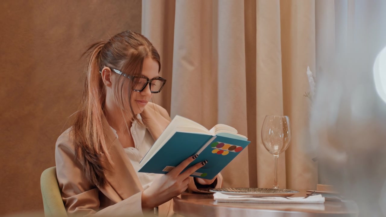 Femme concentrée utilisant un agenda sous un éclairage doux. Femme caucasienne révisant attentivement des notes, stylo en main. Professionnelle calme engagée dans la planification et la prise de notes dans un environnement confortable