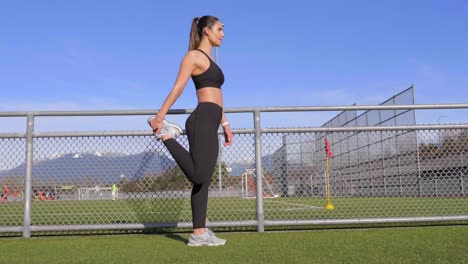 Athletische-Junge-Frau,-Die-Oberschenkel-Im-Freien-Breite-Aufnahme-Ausdehnt