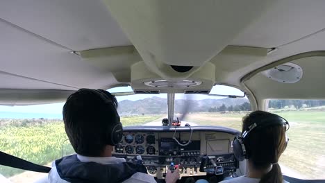 vista de cabina de los pilotos que aterrizan un avión pequeño