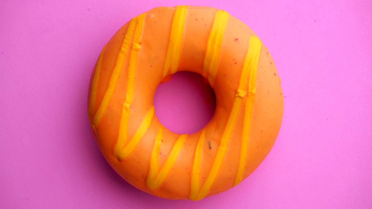 el donut glazado de primer plano.