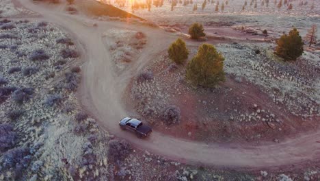 Nahaufnahme-Eines-Lastwagens,-Der-Einen-Abgelegenen-Offroad-Hügel-Hinauffährt,-Sonnenaufgang,-4k-60fps