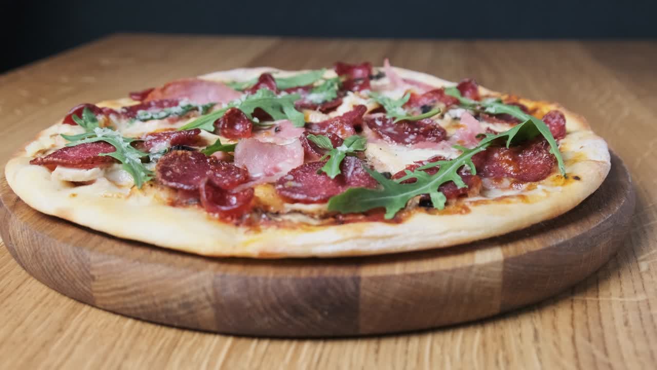 аппетитная пицца на деревянной доске в ресторане