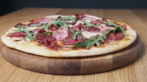 pizza apetitosa en una tabla de madera en un restaurante