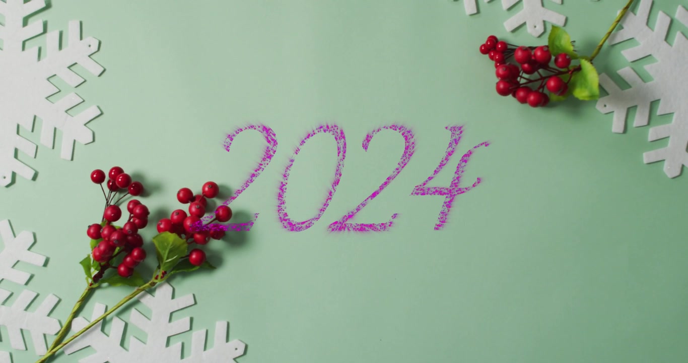 Animazione di un banner di testo viola "2024" sopra bacche rosse e sagome di fiocchi di neve su sfondo grigio.