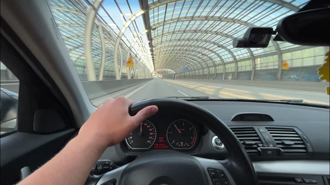 유럽 에 있는 여행 을 시작 하십시오. 특이 한 마을 들, 역사적 인 도시 들, 그리고 경치 좋은 풍경 들 을 가로지르며, 도로 로 대륙 의 다양 한 매력을 경험 하십시오.