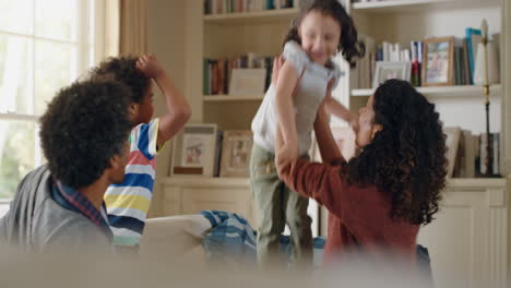 Niños-Felices-Saltando-En-El-Sofá-Disfrutando-Jugando-En-Casa-Divirtiéndose-Juntos-El-Fin-De-Semana-Con-Sus-Padres