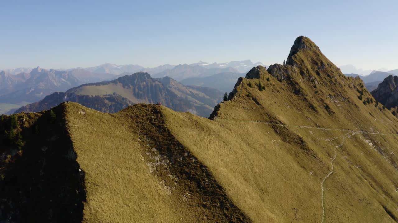 revelación aérea, excursionistas en la cumbre y los alpes al fondo, colores otoñales "la cape au moine" vaud - suiza