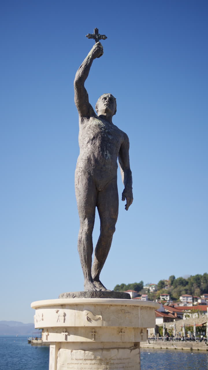 Statua monumentale in bronzo del Custode della Croce che domina il Lago di Ocrida con la città e le montagne in lontananza. Montenegro.