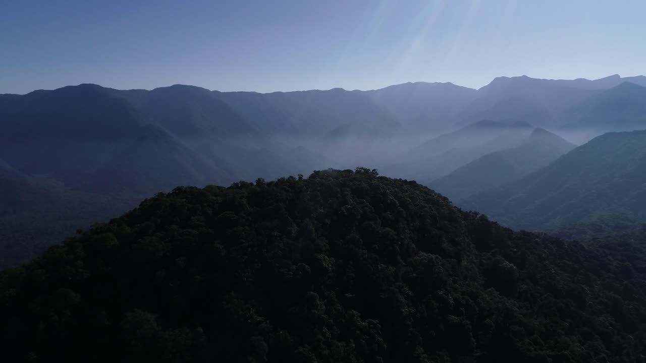 리우데자네이루에서 무인 항공기로 공중에서 볼 수 있는 세라 두 마르의 마운틴 레이지 뷰