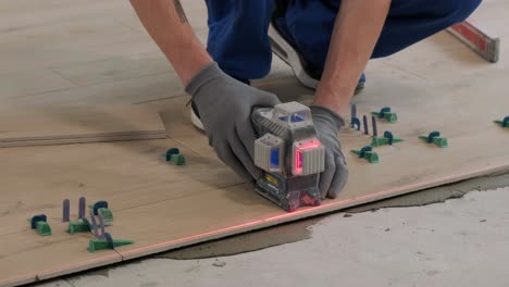 construcción, renovación, reparación de apartamentos. instalación de azulejos de cerámica para el suelo - medición y corte de las piezas. cortes de azulejas. corte de azulajes