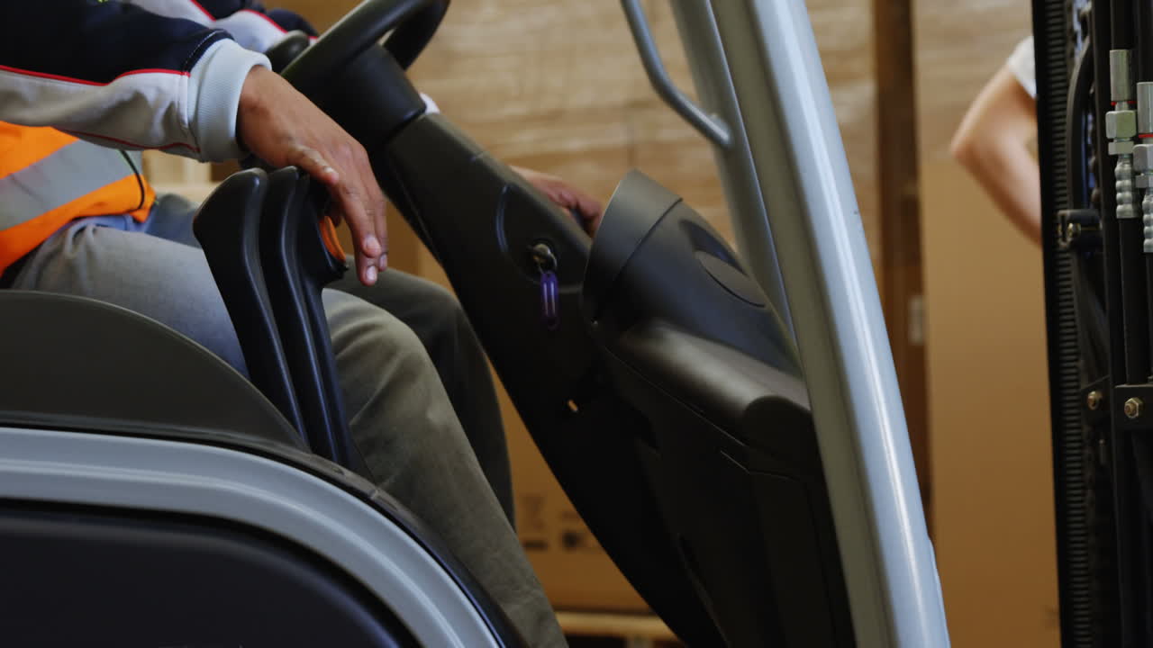 trabajadores de almacén trabajando juntos