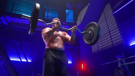 hombre levantando pesas en un gimnasio