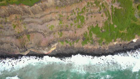 Wellen,-Die-Am-Fuße-Des-Lennox-Head-Mountain-In-Australien-Spritzen---Antenne