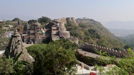 Isolierte-Alte-Festungssteinmauer,-Einzigartige-Architektur-Am-Morgen.-Das-Video-Wurde-In-Der-Kumbhal-Festung-Kumbhalgarh-In-Rajasthan,-Indien,-Aufgenommen