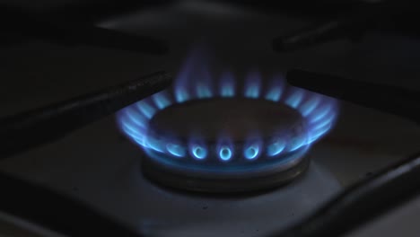 el gas se enciende en la estufa del horno de la cocina, de cerca.