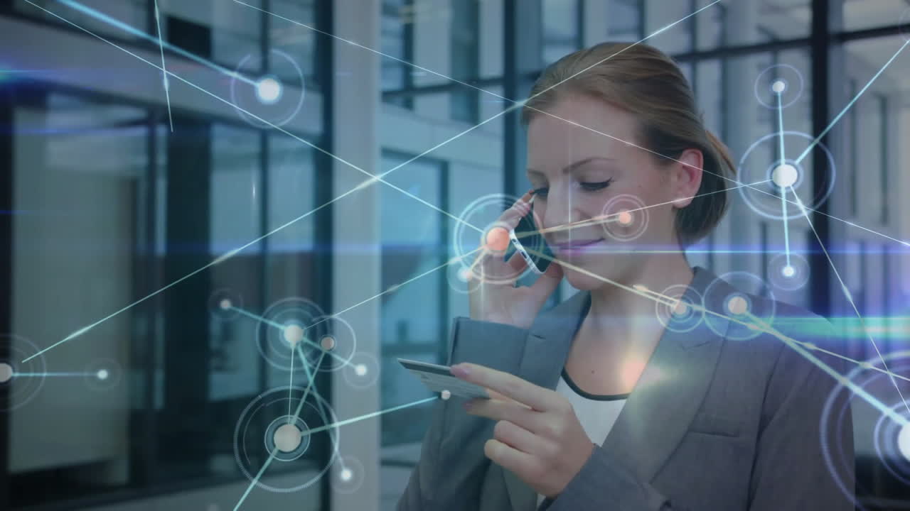 animación de la red de conexiones a través de la mujer caucásica pagando con tarjeta por teléfono