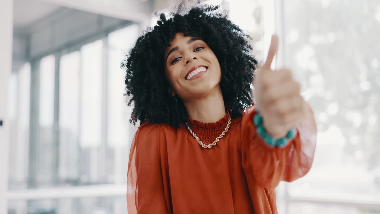 Feliz, escritório e mulher negra com polegar para cima
