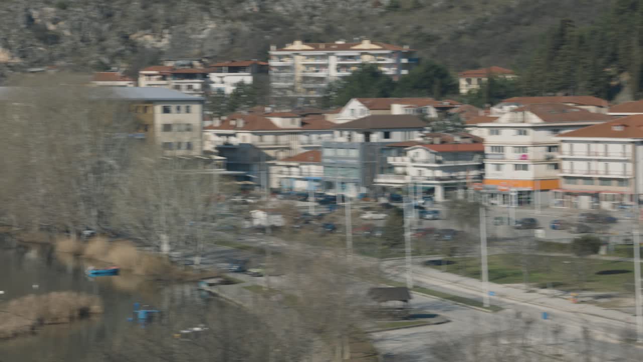 작은 마을 풍경, 호수 위의 전환, 은 물, 빛 날씨, 산 위의 푸른 숲 나무, 빨간 지붕, 유럽 건물, 4k 비디오