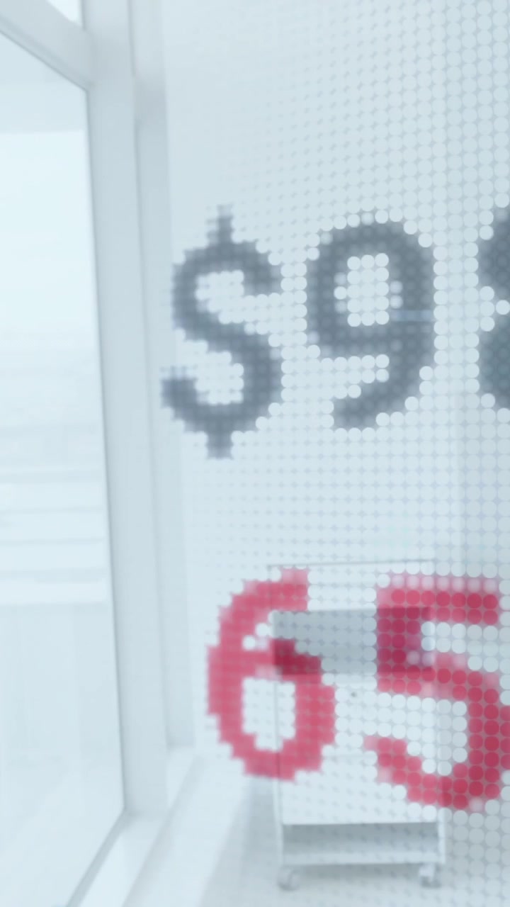 Animation af finansielle data over forskellige forretningsfolk på et moderne kontor.