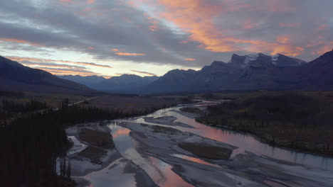 vuelo sobre el hermoso valle del río de las montañas rocosas al amanecer, nordegg, alberta, canadá